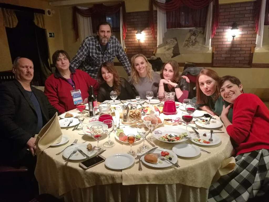 12 06 LASTOCHKA za stolom